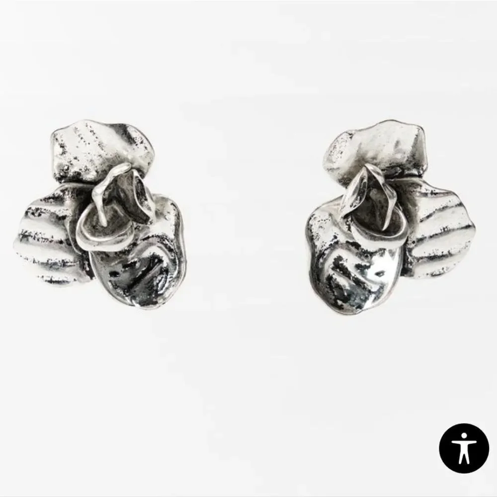 ZARA Carved flower earrings In Silver | NWOT